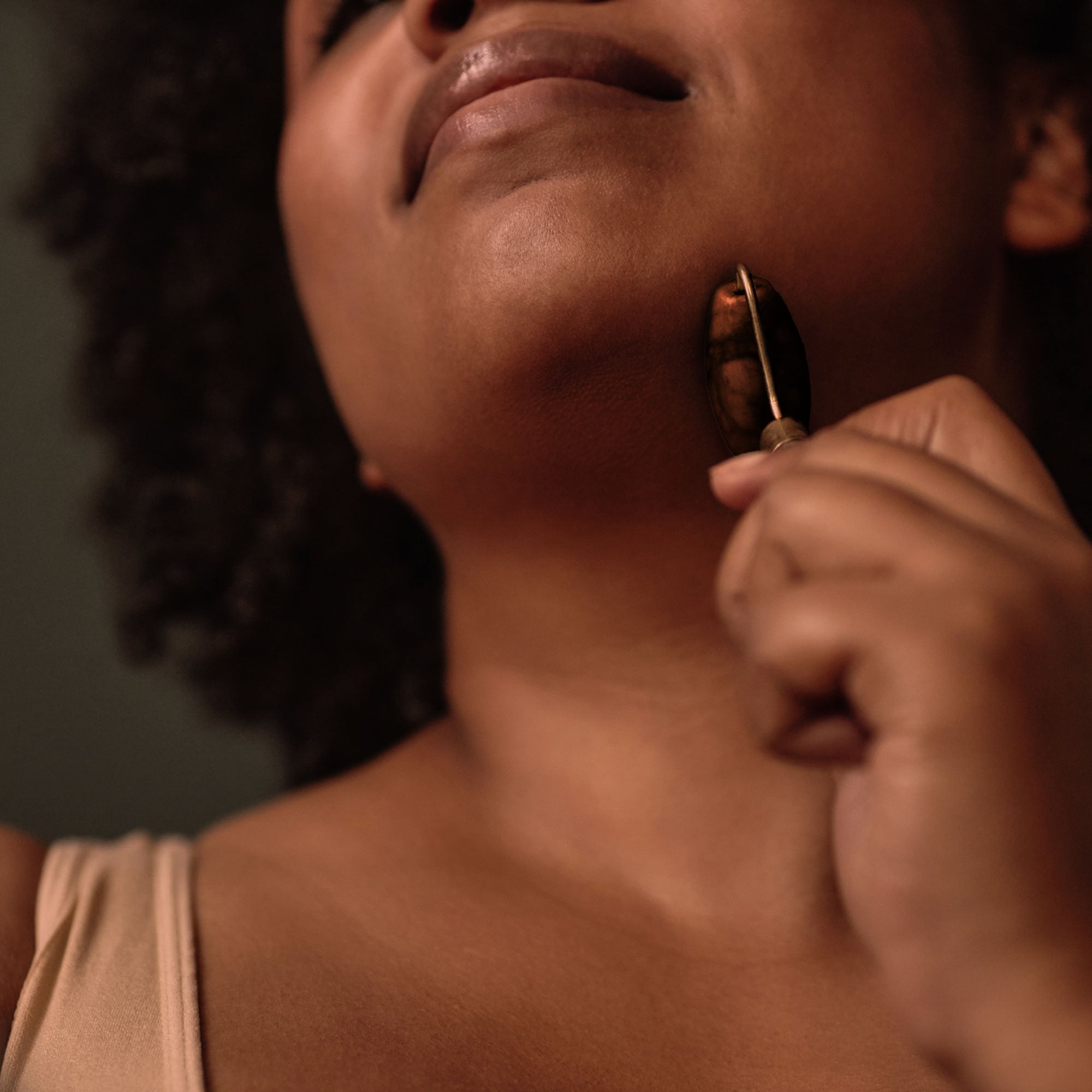 Gesichtsroller „Harmonie & Ausgleich“ mit Tigerauge (Goldener Metallgriff)