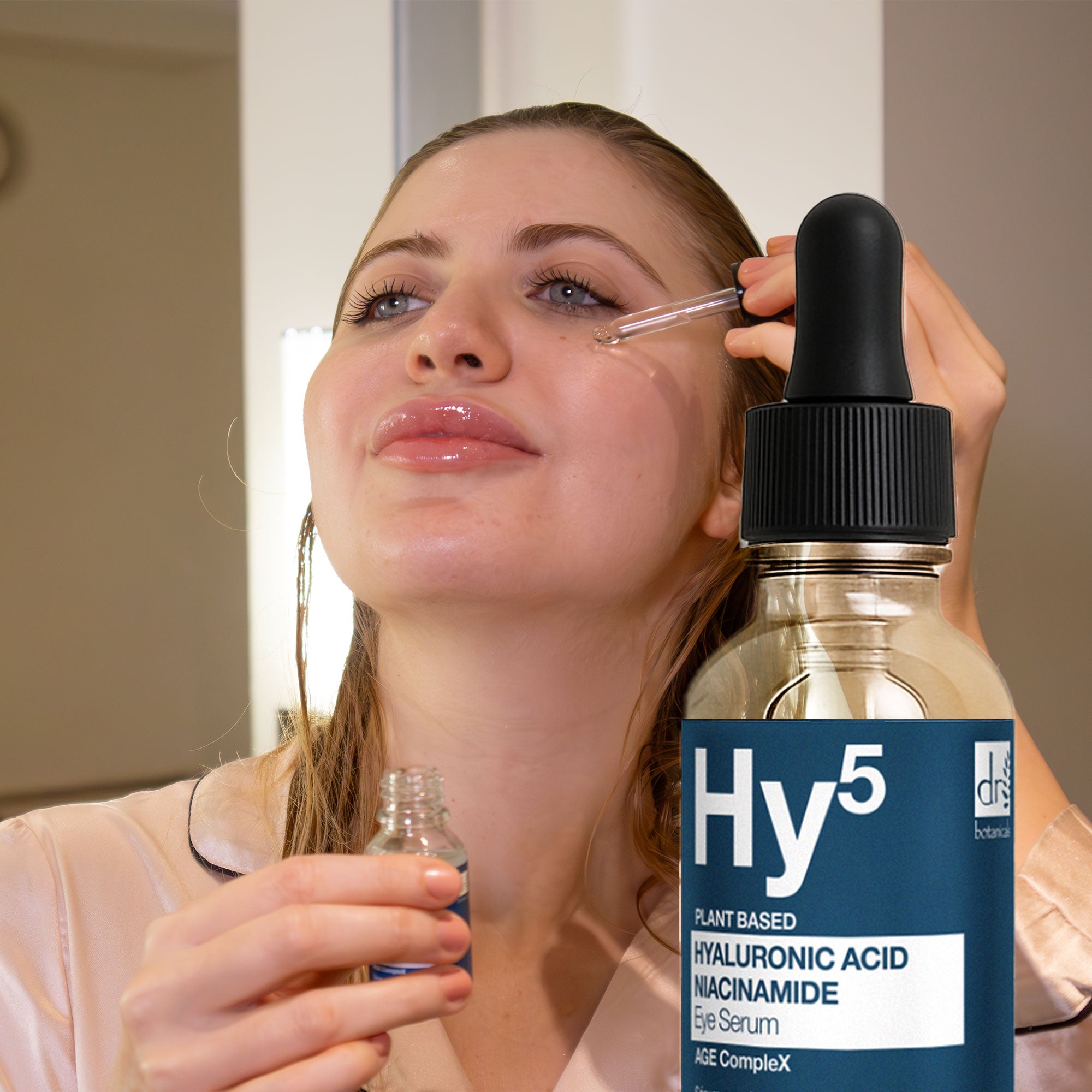 Sérum contour des yeux à l'acide hyaluronique 5 % et à la niacinamide 5 % 15 ml