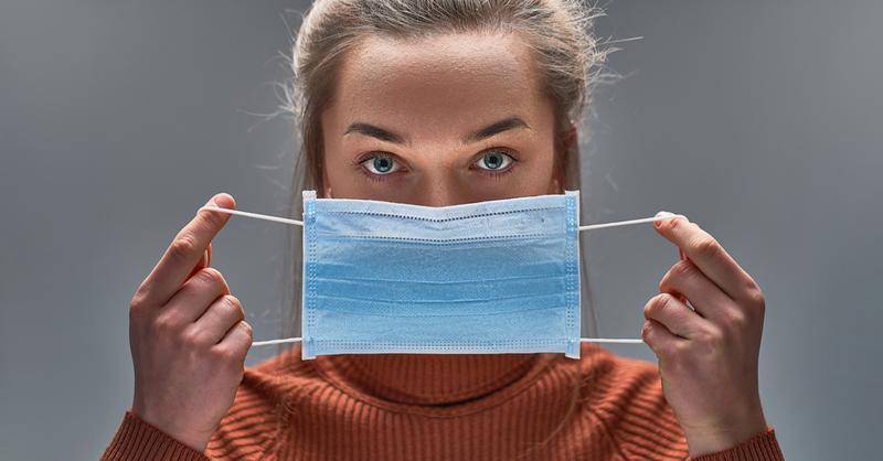 skinChemists Face Masks (x 10) & Hand Sanitiser 500ml